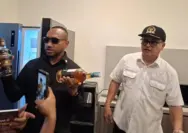 Anggota Komisi XIII DPR RI memeriksa temuan botol minuman keras dan fasilitas mewah di Lapas Kelas IIA Cibinong