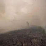 Petugas gabungan berupaya memadamkan titik api di kawasan lahan gambut