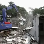 Proses pembongkaran bangunan mewah di lingkungan Lapas Kelas IIA Cibinong menggunakan alat berat.
