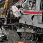 Suasana pasca kecelakaan kereta api di Stasiun Bekasi Timur