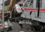 Suasana pasca kecelakaan kereta api di Stasiun Bekasi Timur
